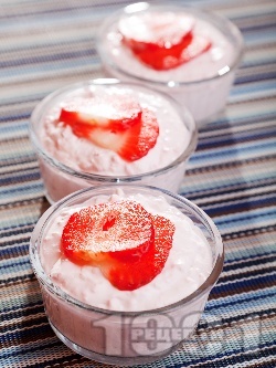 Лек и бърз домашен десерт - ягодов крем със сметана, крема сирене и пудра захар - снимка на рецептата